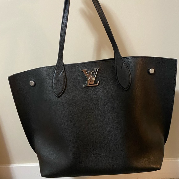 Louis Vuitton - Picture 1 of 6